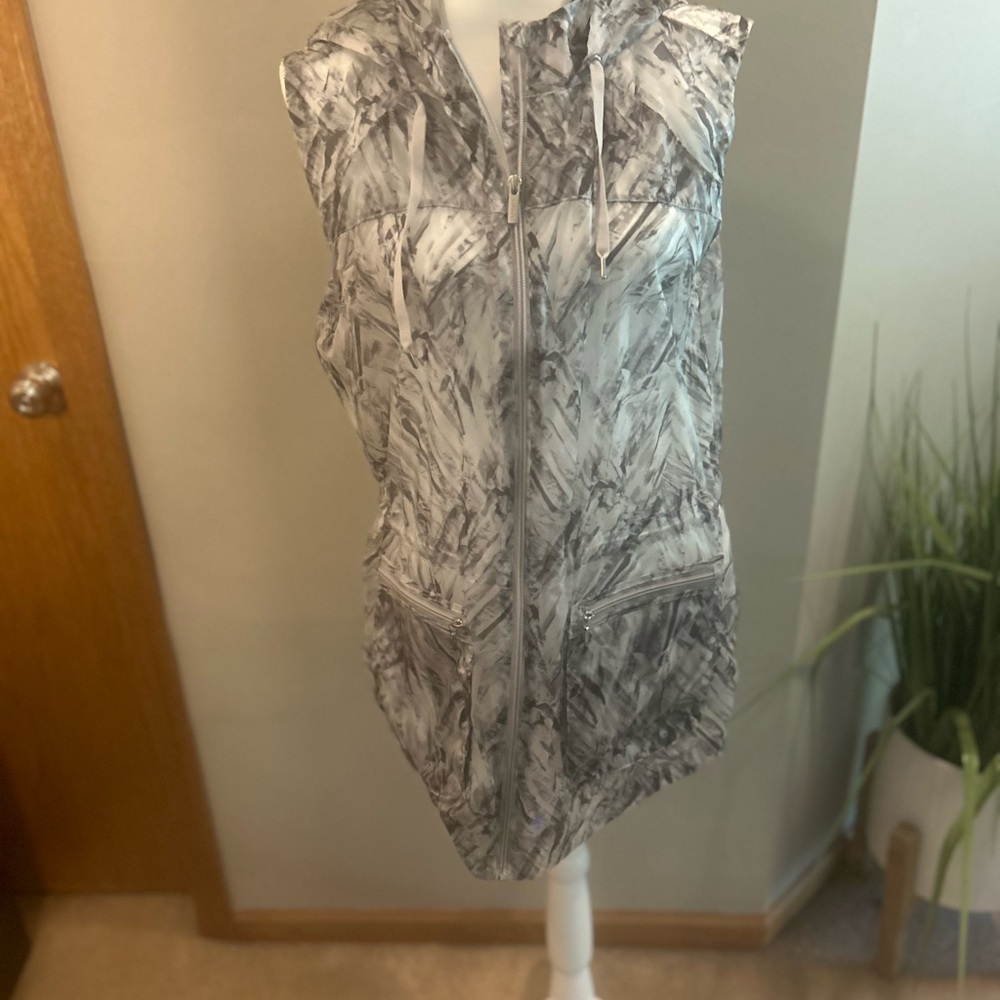 Athleta Inspire hooded vest lightweight Zip sleeveless Utility Jacket Gray Print - Picture 8 of 14